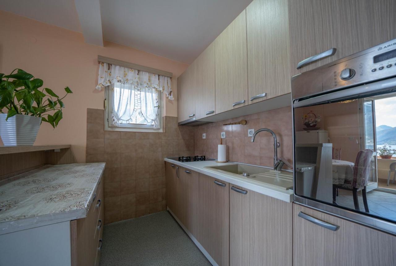 Seaside Serenity: 2-Bedroom Apartment With Boka Bay View Kotor Exterior photo
